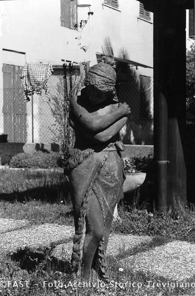 Treviso, statuetta in terracotta della fabbrica Appiani realizzata per l'abbellimento di balaustre e giardini,  nel giardino di una casa all'Eden.